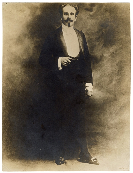 Full-Length Portrait Photo of Felix Herrmann.