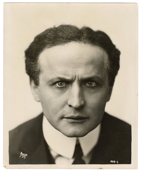  Houdini, Harry (Ehrich Weisz). Photograph of Harry Houdini....