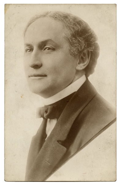  Houdini, Harry (Ehrich Weisz). Portrait of Harry Houdini. C...