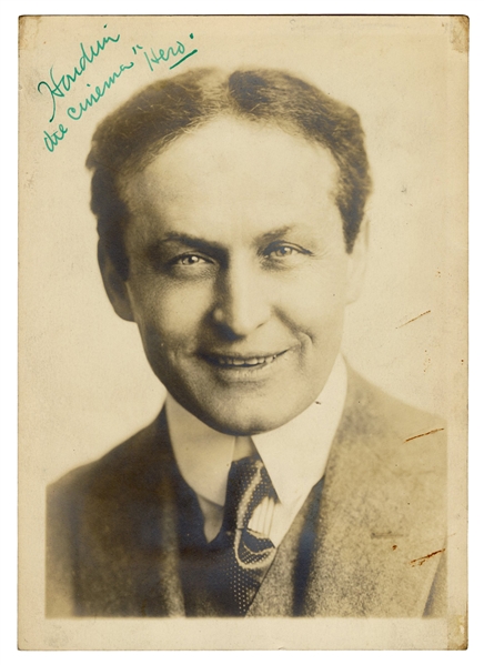  Houdini, Harry (Ehrich Weisz). Portrait of Harry Houdini. C...