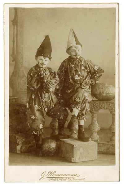  Portrait of two Children Dressed as Clowns. Griesheim: G. H...