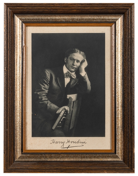  Houdini, Harry (Ehrich Weisz). Portrait of Harry Houdini. C...