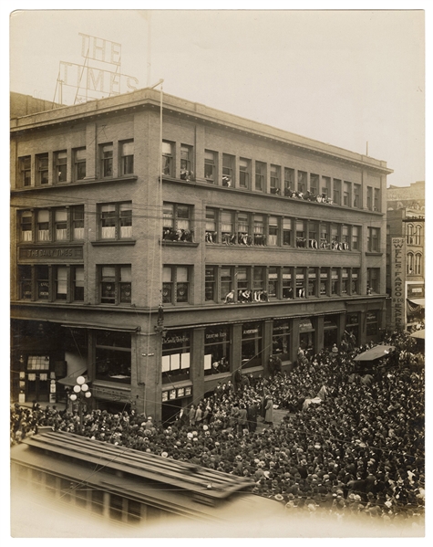  Houdini, Harry (Ehrich Weisz). Photograph of a Houdini Esca...