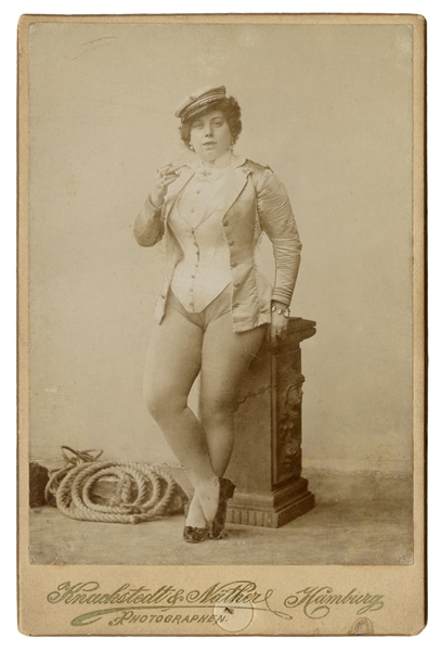  [GYMNAST]. Cabinet photo of Delfino. Hamburg: Knackstedt & ...