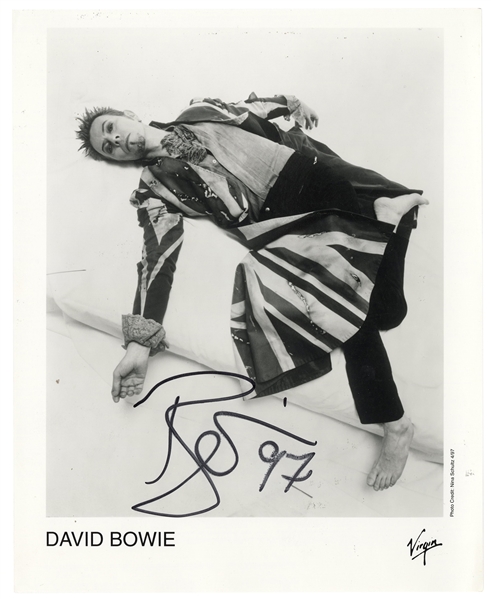  [BOWIE, David (1947-2016)]. Publicity Still Signed by David...