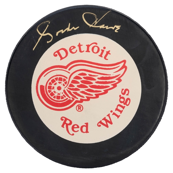  HOWE, Gordie (b. 1928-2016). Signed Hockey puck. Quebec: In...