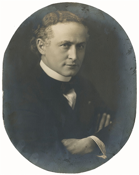  HOUDINI, Harry (Erik Weisz, 1874 – 1926). Half Length Portr...