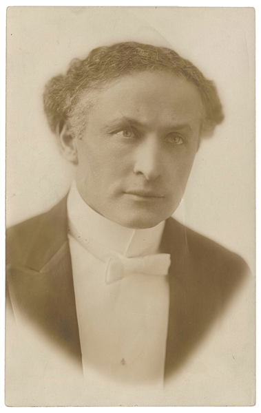  HOUDINI, Harry (Erik Weisz, 1874 – 1926). Bust Portrait of ...