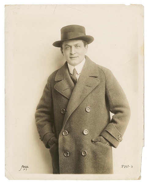  HOUDINI, Harry (Erik Weisz, 1874 – 1926). Houdini Studio Po...