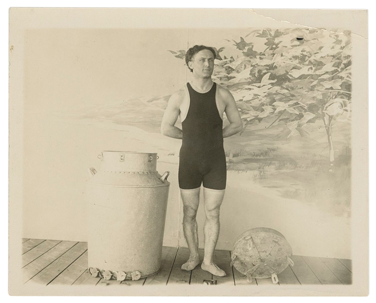  HOUDINI, Harry (Erik Weisz, 1874 – 1926). Photograph of Hou...