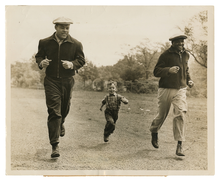  [BOXING]. Press Photo of Joe Louis Training with Freddy Wil...