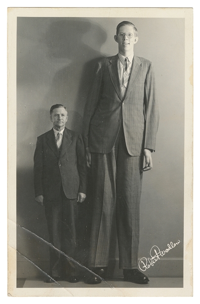  WADLOW, Robert (1918 – 1940). Signed postcard. Souvenir pho...