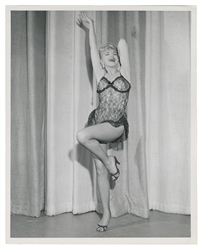  MONROE, Marilyn. Pin-up / cheesecake photograph. 1950s. Ful...